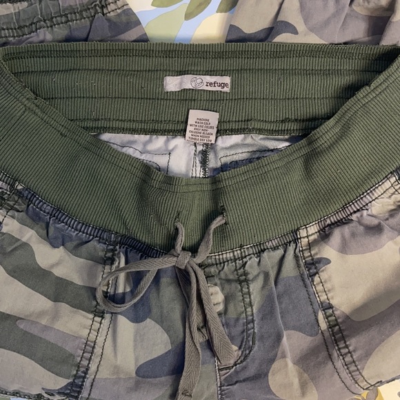 Refuge Camo Knee Length Shorts Culotes | Medium - Picture 3 of 4